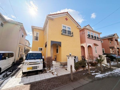 【外観】 明るい外観が特徴的な建物です。すっきりとしたファサードは印象的で周辺の町並みにも調和しています。日当たりの良さが実感できるロケーションです。駐車スペースも備わっています。