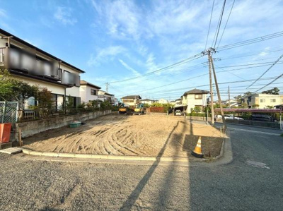 【外観】 落ち着いた住宅街の中に位置する整形地です。周囲には整った街並みが広がっています。前面道路が広く車の出入りもスムーズです。