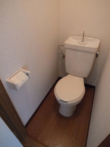 トイレ もちろんトイレとお風呂は別々です。
