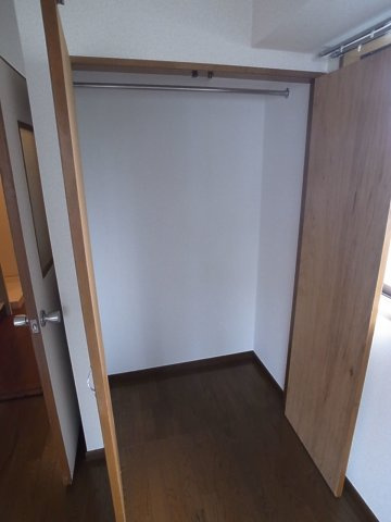 収納 コートなどかけられるポール付。