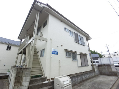【外観】 外観大規模塗装済み。築年数の割に、小ぎれいな印象を与えます。