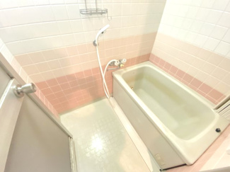 浴槽に浸かって日頃の疲れを癒して頂く事が出来ますね♪
