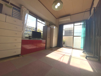 6階建ての2階につき、お部屋からの景色は良好です♪2面採光で暖かな光が差し込み心地よいお部屋♪客間やお昼寝スペース、収納スペースとしてのご利用もいいですね♪

