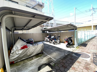 バイク置場屋根付きです♪