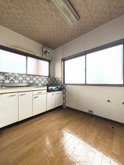 約3帖のキッチン。開き扉には収納たっぷり！広々とした窓があり、採光性も十分です♪