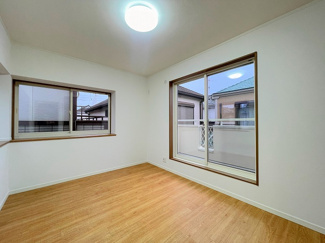 「2階南東側洋室＿約6帖」2面以上の窓があり、日当たり良好です。