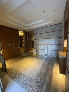 重厚感のある落ち着いたエントランスは毎日帰りたくなる空間に。