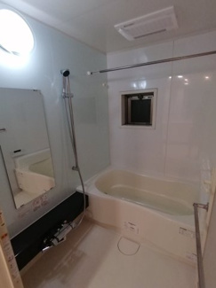 広々とした浴槽は、日々の疲れもしっかり癒してくれそうです。くつろぎのバスタイムを♪※新築購入時の写真です。