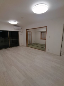 約15帖の落ち着きあるリビング。ワイドバルコニーで通風も良好です。※新築購入時の写真です。