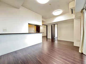 シンプルなデザインで使い勝手の良いキッチンスペースです。充実した収納で空間をすっきり保つことができ、調理や片付けもしやすいです♪