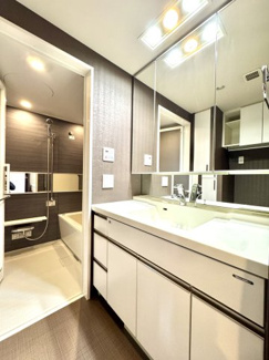 明るい採光が魅力の洋室です。広々とした空間で自由なレイアウトが可能。白を基調とした壁と天井が空間をさらに広く感じさせます。