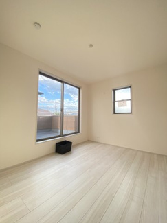 2面採光で明るい洋室。書斎や子供部屋としてご活用いただけます。