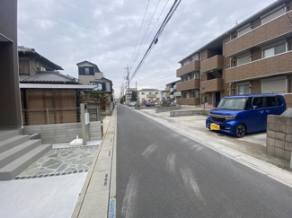 閑静な住宅街にございます。