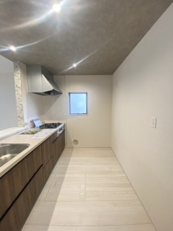 キッチン背面は、冷蔵庫・食器棚を置いてもご家族で作業が可能な通路スペースが確保できます。