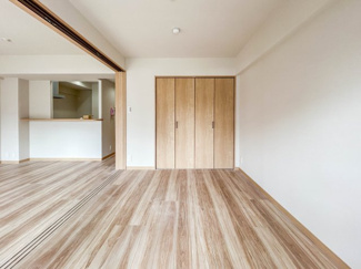 ナチュラルな色彩で纏められたLDK隣の洋室は、家族の空気を感じられるだけでなく家具のコーディネートもしやすくなっております。