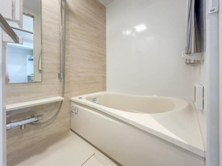 シンプルで機能的なバスルームです。清潔感があり、毎日の疲れをしっかり癒してくれます。