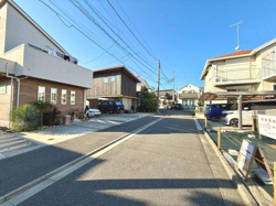 前面道路がしっかりと整備されており周囲にはゆったりとした住宅が広がっています。住宅街の落ち着いた雰囲気が伝わる現地写真です。道路幅に余裕があり車の出し入れも便利そうです。周辺環境を確認できる一枚です。