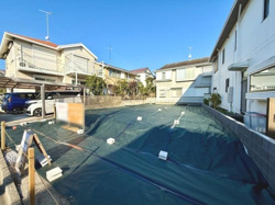 周囲に住宅が立ち並ぶ落ち着いた環境が広がっています。整備された現地土地写真で陽当たりも確認できます。車の出入りがしやすい前面道路もポイントです。敷地の形が分かりやすく活用しやすい印象です。