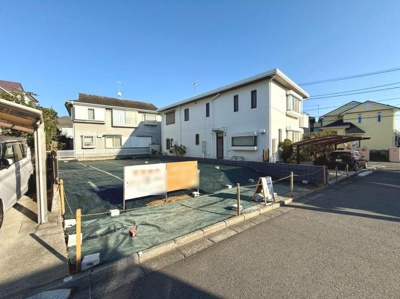 南側道路に面した現地土地写真です。前面道路の幅員が広く車の出し入れもスムーズに行えます。周囲は静かな住宅街で日当たりも良好です。整形地のため建築プランも立てやすい形状です。