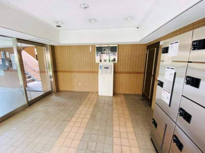 エントランスは広々とした空間が確保されています。宅配ボックスが設置されており便利です。ガラス扉で開放感も感じられます。管理が行き届いた印象があります。