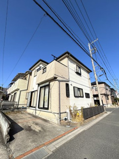 明るい外観が街並みに調和した、開放感のあるワイドバルコニーが印象的な一戸建てです。
周囲には住宅が並び、落ち着いた雰囲気が感じられます。