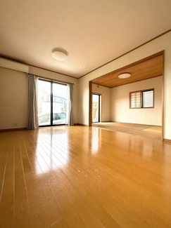 LDKは仕切り扉を開放することで隣接した和室と繋がり、より広々とした空間に。
大きな窓から陽光がたっぷり差し込むリビングは、開放感たっぷりで家族の時間をより豊かにしてくれます。