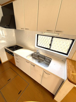 収納性が高く、使い勝手のいいシンプルなキッチンです。
小窓付きで換気がしやすく、空間を明るく