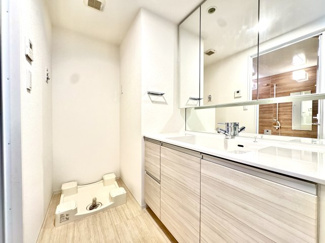 ～朝の身支度が便利に～すっきりしまえる3面鏡を採用しました。ミラー裏が収納になっているので、生活感を出さずに収納することが出来ます。