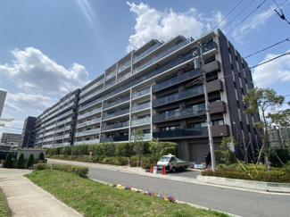 ～閑静な住宅街の立地～
周辺は閑静な住宅街となっておりますので、静かな暮らしをご実現いただけます。前面道路の交通量も多くないので、小さなお子様がいるご家庭でもご安心ですね。