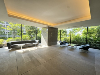 マンションの顔となるエントランスロビー。待ち合わせや、来客時の待機スペースとしてご利用できます。