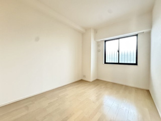 朝日がやさしく差し込むベッドルーム。
