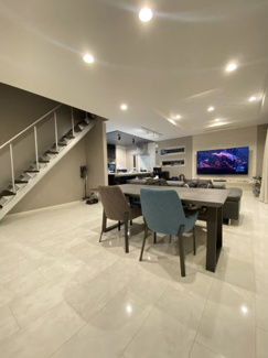 玄関を入ると広がる約25帖超のLDK。上階へのアプローチもスタイリッシュな階段がございます。キッチンにも床暖房搭載で快適で暖かな生活が実現できます。