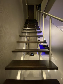 省スペース設計の交互階段を採用。デザイン性と機能性を兼ね備えたスタイリッシュな空間です。