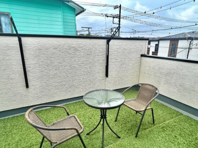 人工芝が敷かれているため足元が柔らかく快適に過ごせます。周囲の塀が高めなので外からの視線もほどよく遮られます。コンパクトなテーブルとイスが設置できる広さがあり使い勝手の良いバルコニーです。