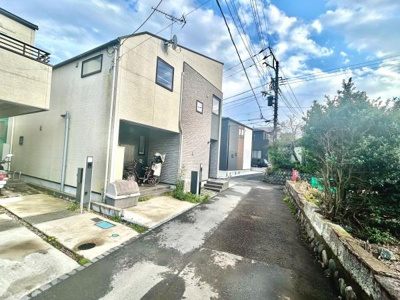 前面道路が広がり開放感のある立地です。周囲は植栽が整えられており街並みに調和しています。住宅の外観は現代的で清潔感が漂います。道路の舗装も丁寧に施され快適なアクセスが可能です。