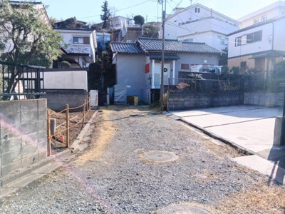 現地は前面道路に面しておりアクセスがスムーズです。周囲に住宅が建ち並び落ち着いた雰囲気です。