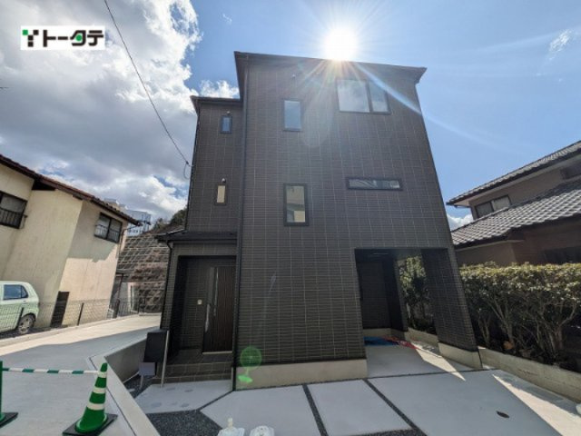 ダークトーンを基調としたシックでモダンな印象の外観で、前面には駐車スペースを確保。