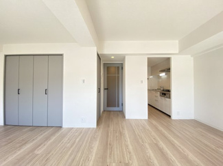 清潔感のある白いキッチンです。独立キッチンスペースは広々としており、お部屋の中の空間を有効活用できます。