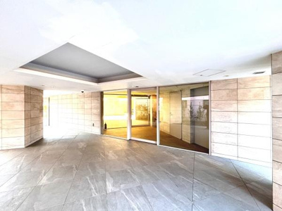 開放感のあるエントランスが印象的です。タイル張りの床が上品な雰囲気を演出しています。ガラス扉が採用されており明るい光が差し込みます。清潔感のある仕上がりです。ゆとりある空間設計が魅力です。