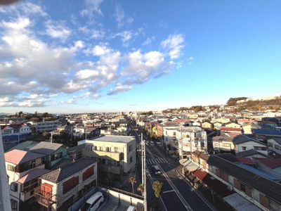 広がる青空と街並みを一望でき開放感が感じられます。遠くまで見渡せる眺望が魅力の一つです。日当たりの良さも特徴的で爽やかな印象を受けます。周辺の街並みの様子もよく分かる景色です。