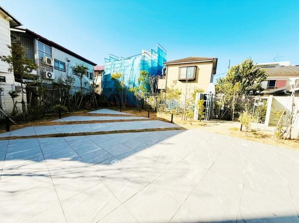 開放感のある敷地が広がり日当たりの良さが感じられます。周囲には緑も多く落ち着いた雰囲気です。駐車スペースがしっかり確保されています。外構やエントランスの整備も行き届いています。