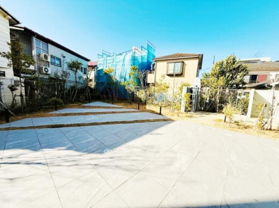 開放感のある敷地が広がり日当たりの良さが感じられます。周囲には緑も多く落ち着いた雰囲気です。駐車スペースがしっかり確保されています。外構やエントランスの整備も行き届いています。