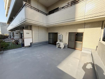 広々としたバルコニーが魅力的です。ゆったりとした空間でさまざまな用途にご利用いただけます。日当たりも良好で開放感を感じられる造りです。外部からの視線も気になりにくい設計となっています。