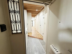 玄関から奥まで見通せる廊下が広がっています。木目調の天井が印象的で室内に温かみを感じます。白を基調とした壁と扉が空間を明るく演出します。シンプルなデザインが魅力です。