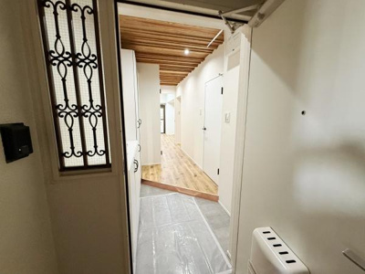 玄関から奥まで見通せる廊下が広がっています。木目調の天井が印象的で室内に温かみを感じます。白を基調とした壁と扉が空間を明るく演出します。シンプルなデザインが魅力です。