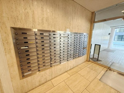 エントランスに設置された郵便受けが整然と並び清潔感のある雰囲気です。ステンレス製なのでお手入れも簡単です。集合住宅にふさわしい郵便ポストコーナーです。外部からの視線が入りにくい位置に配置されています。