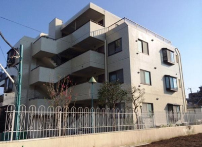 日当たりの良い外観が特徴のマンションです。複数のバルコニーが設けられており開放感があります。外壁は淡い色合いで落ち着いた雰囲気が感じられます。建物周囲のフェンスや植栽もきれいに整えられています。