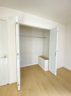 奥行きもたっぷりの広々とした収納は、お子様のおもちゃや家族のストック品の収納にも役立ちます。