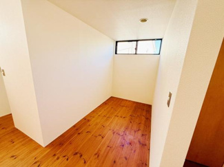 コンパクトなスペースにナチュラルな木目調のフローリングが調和しています。天井近くの大きめの窓から光が入り圧迫感の少ない空間です。落ち着いた雰囲気の中で様々な用途にご利用いただけます。