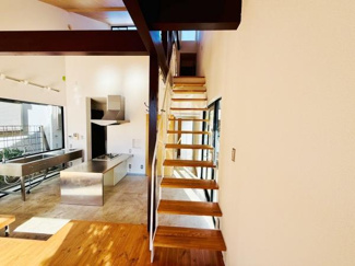 開放感のあるリビング空間です。大きな窓から日差しがたっぷり入り明るい雰囲気となっています。階段や梁がアクセントとなりモダンな雰囲気も感じられます。キッチンともつながっていて使い勝手も良好です。